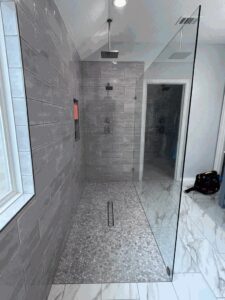 Curbless shower with Gglass panel