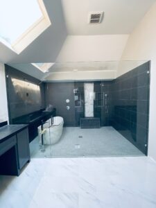 Curbless shower with black tile